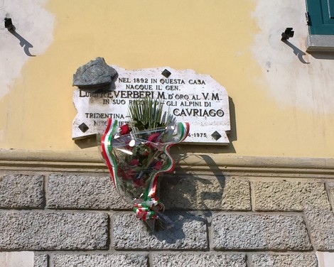 Lapide commemorativa di Luigi Reverberi a Cavriago, onore al generale medaglia d’oro.