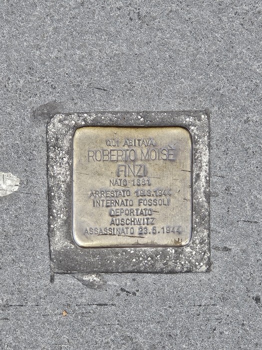 Pietra d'inciampo dedicata a Roberto Moisè Finzi, in memoria della sua deportazione e morte ad Auschwitz.