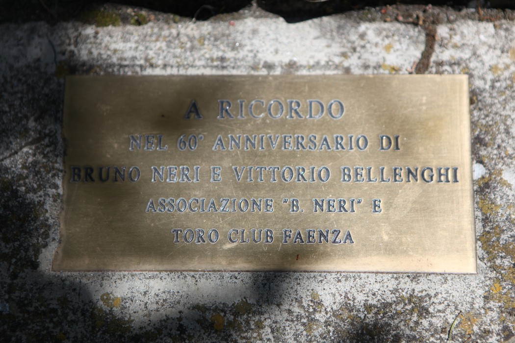 Monumento commemorativo a Bruno Neri e Vittorio Bellenghi, situato a Faenza.