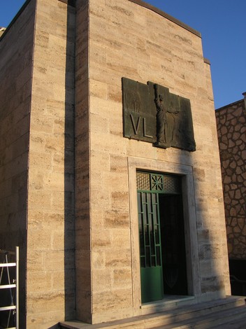 Cappella dei partigiani, monumento commemorativo con elementi architettonici e scultorei significativi.