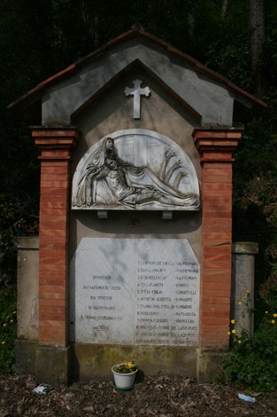 Tabernacolo di Valpromaro, monumento religioso con statue e iscrizioni, immerso nella natura circostante.