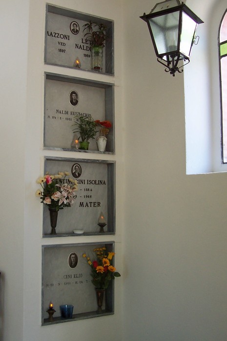 Cappella dei Caduti Partigiani, memoriale dedicato ai combattenti resistenti, con fiori e lumini.