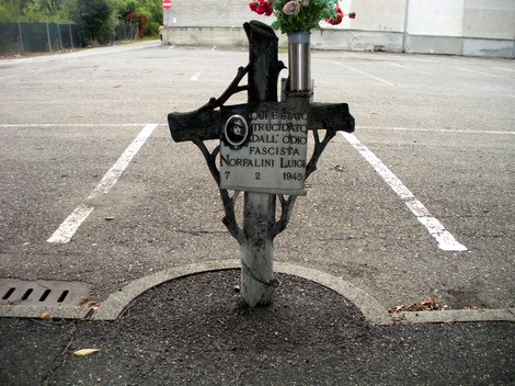 Croce commemorativa di Norfalini Luigi, vittima di ideologie fasciste, situata in un'area di sosta.
