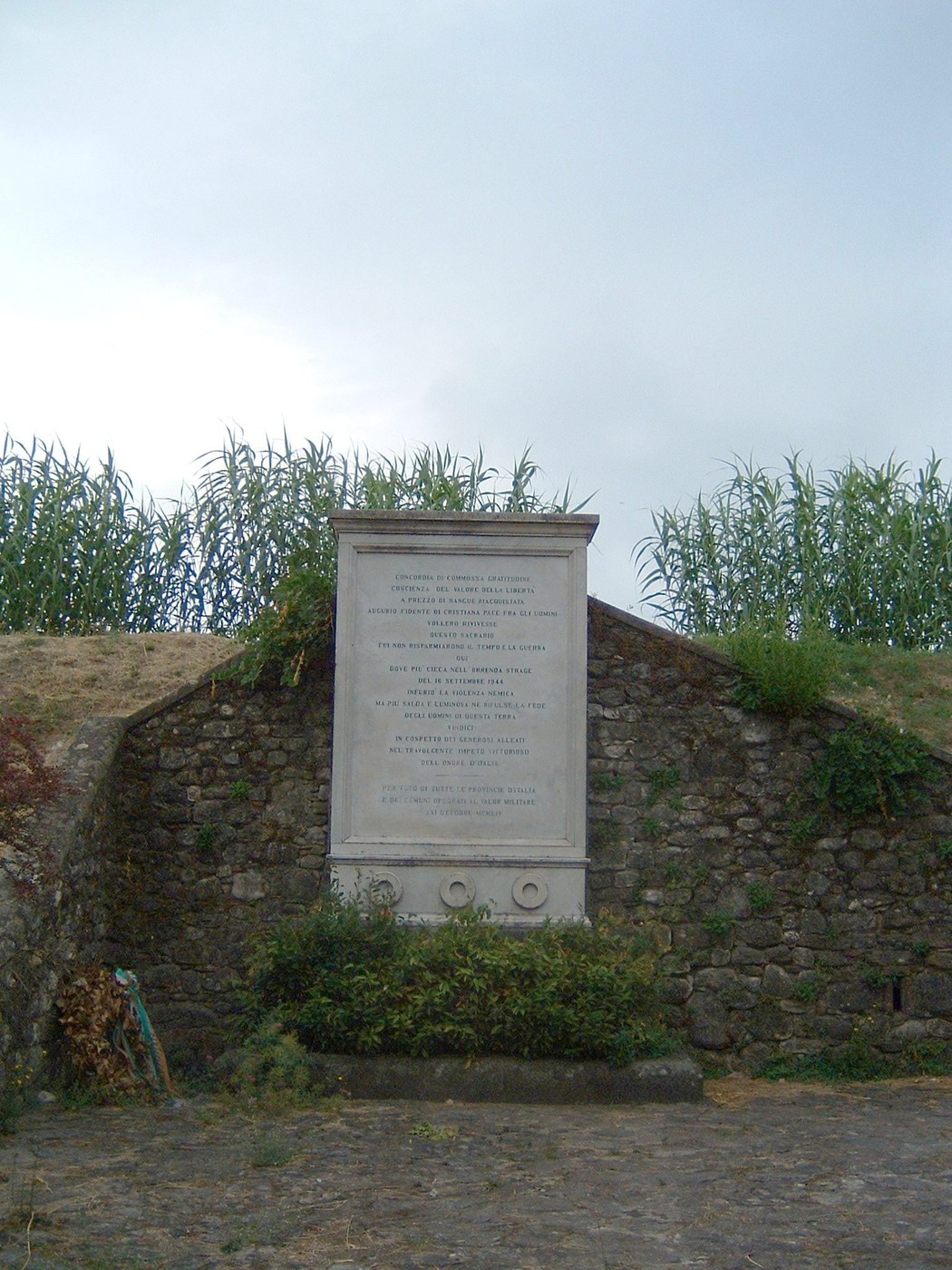 Monumento alla cappella delle Fosse del Frigido, commemorativo e storico, immerso nella natura.