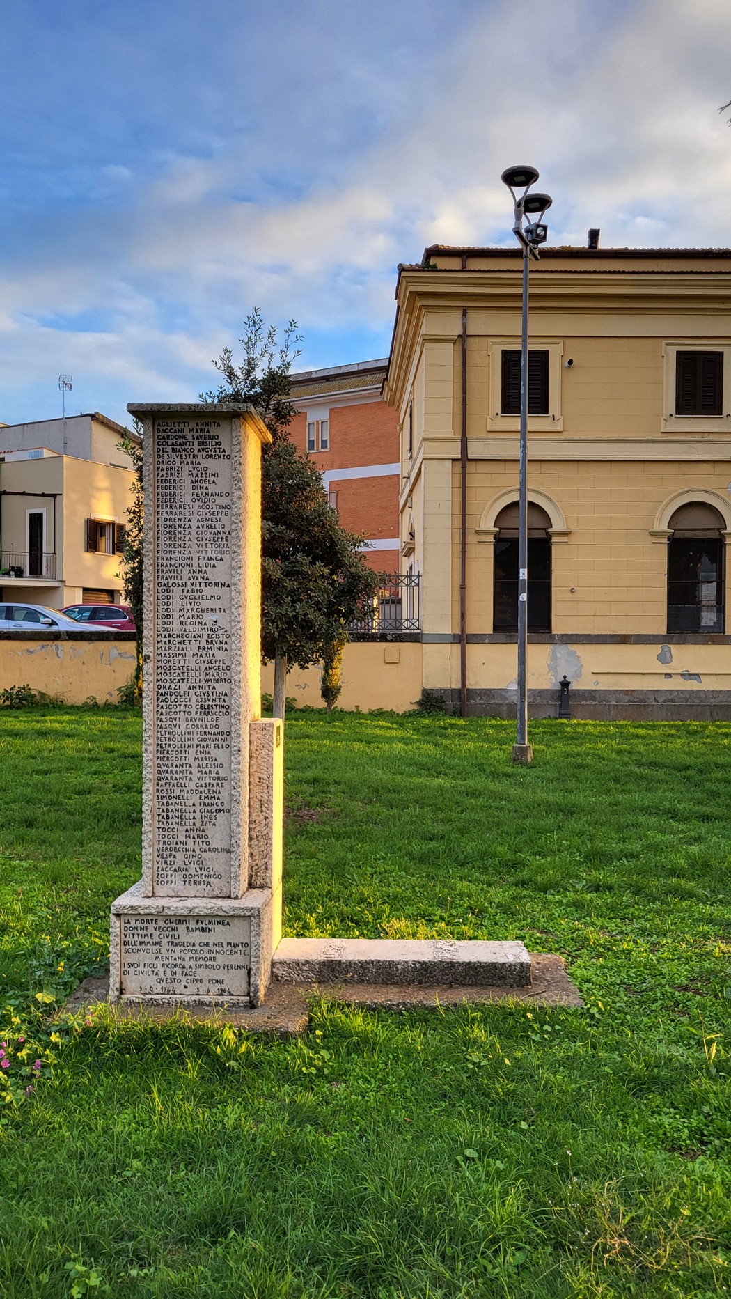 Monumento ai caduti civili, testimonianza di memoria storica in un contesto urbano.