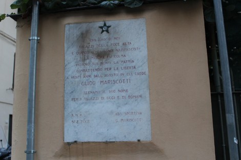 Lapide commemorativa dedicata a Guido Mariscotti, eroe della libertà, con stella e omaggio alla sua memoria.