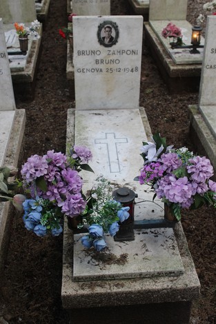Tombe perpetue decorate con fiori, in memoria dei caduti per la Libertà. Atmosfera di rispetto e commemorazione.