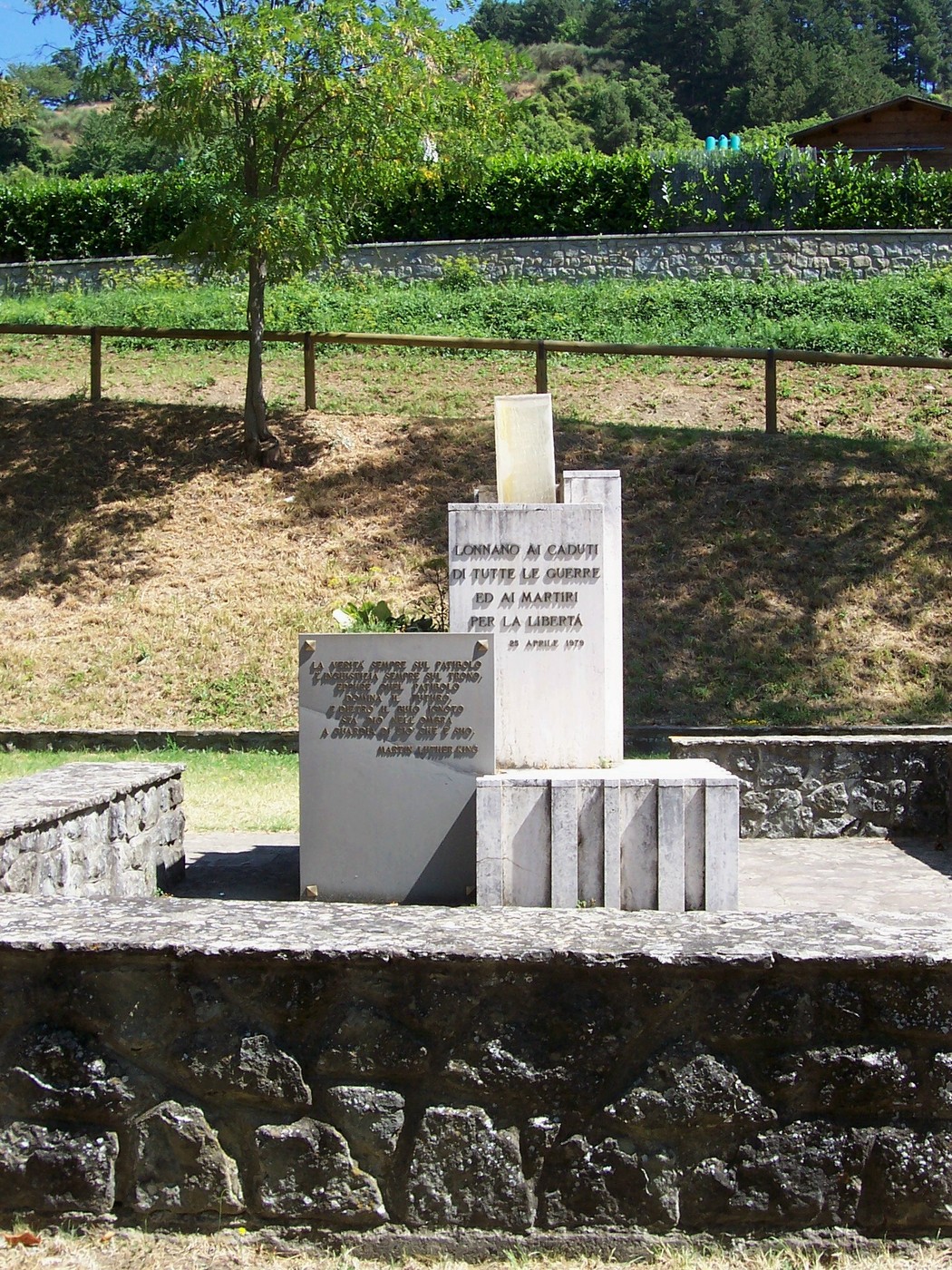 Monumento commemorativo ai caduti di Lonnano, in ricordo dei sacrifici per la libertà e la patria.