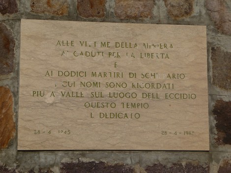 Il Tempio ai Dodici Martiri, luogo di commemorazione e memoria storica, circondato da natura e monumenti.
