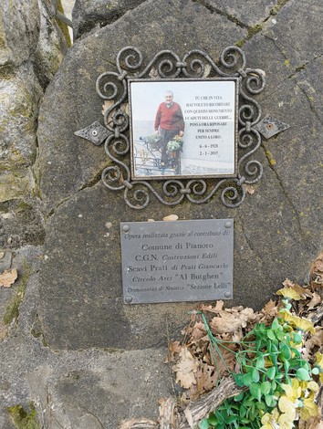 Monumento ai caduti di Botteghino di Zocca, con dedica e informazioni storiche su una pietra.