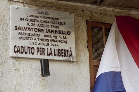 Lapide commemorativa a Salvatore Iannello, partigiano caduto per la libertà nel 1944. Sommatino, Italia.