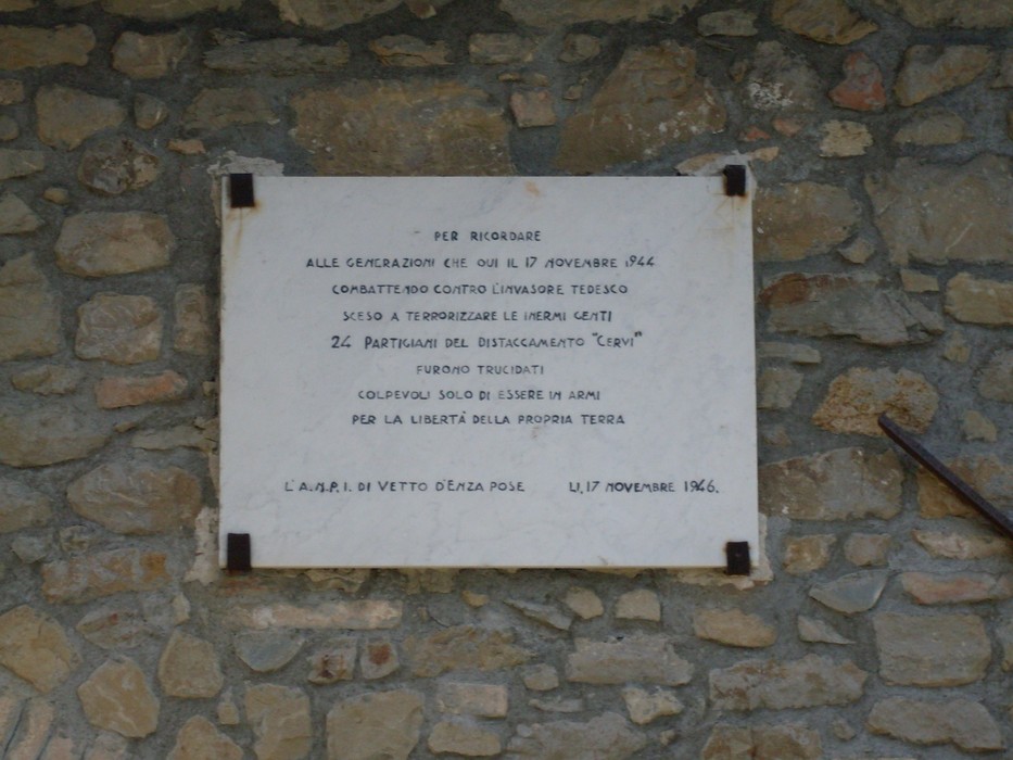 Lapide commemorativa ai caduti partigiani di Lagoreccio, dedicata alla memoria della Resistenza.