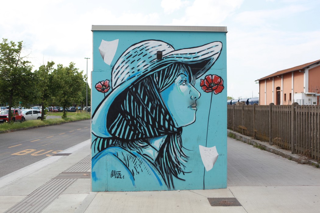 Murale di una ragazza con cappello, circondata da papaveri rossi su sfondo azzurro. Arte vibrante e significativa.