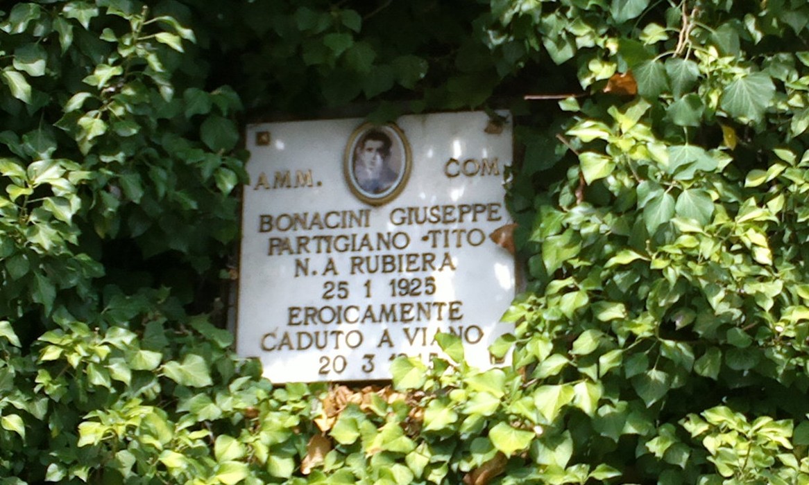 Monumento ai Caduti di Viano, dedicato ai sacrifici dei combattenti locali.