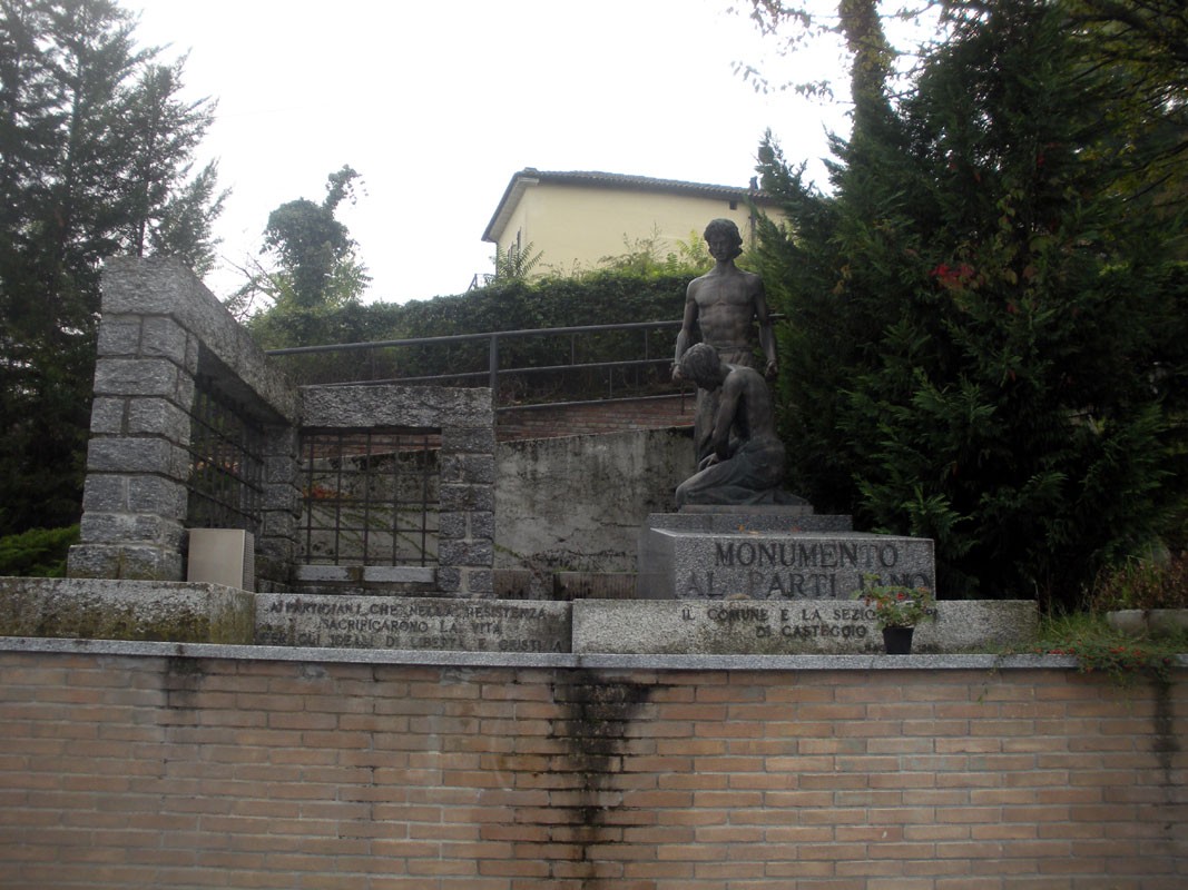 Monumento al Partigiano: scultura commemorativa dei combattenti per la libertà, immersa nella natura.
