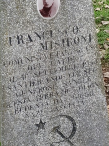 Cippo commemorativo a Masironi, dedicato alla memoria di Francesco Mistroni, con incisioni e decorazioni.