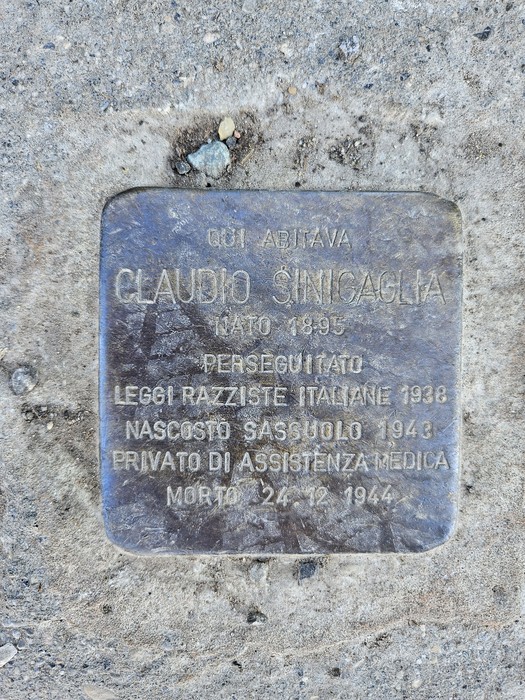 Pietra d'inciampo dedicata a Claudio Sinigaglia, perseguitato dalle leggi razziste. Un memoriale toccante e significativo.