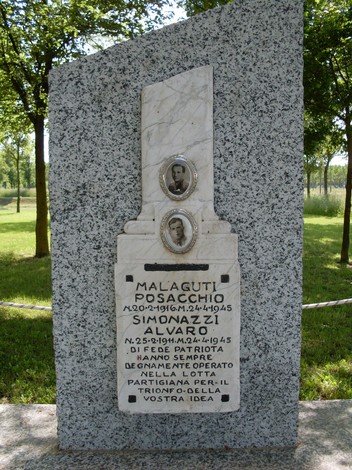 Cippo commemorativo dedicato a Malaguti e Simonazzi, patrioti e partigiani, situato in un'area verde.