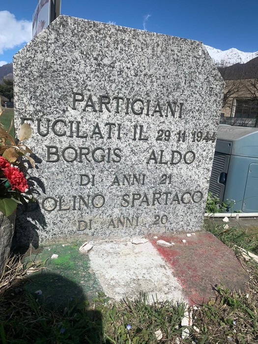 Cippo commemorativo a Borgis e Dolino, in memoria dei partigiani uccisi il 29 novembre 1944.