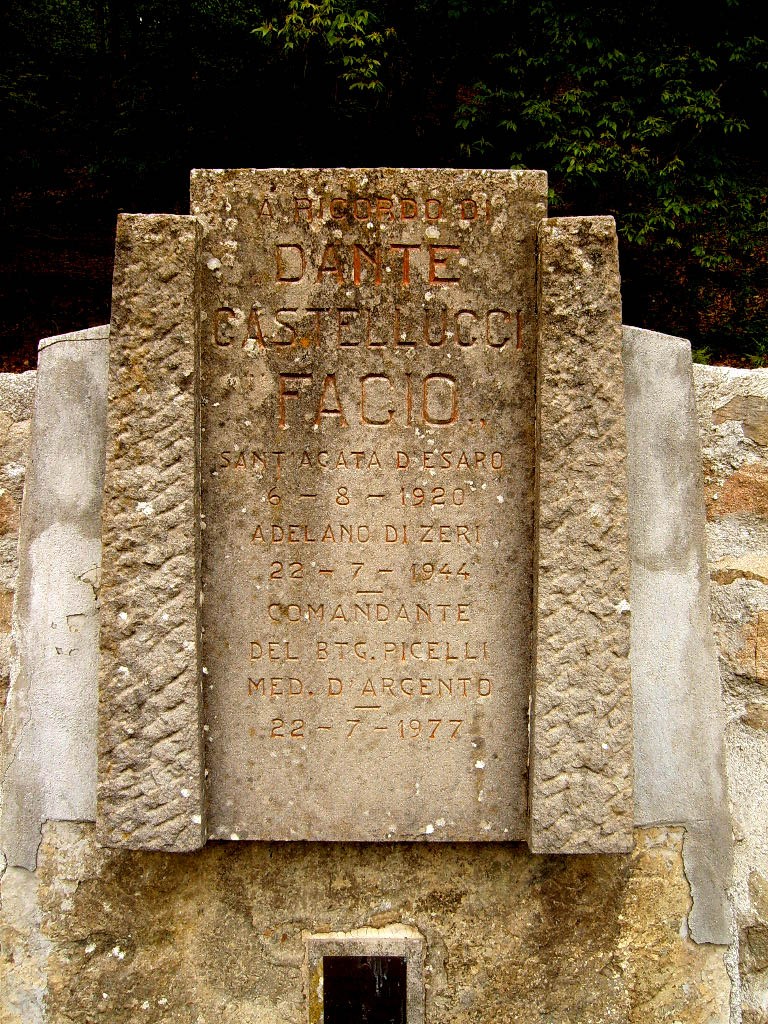 Monumento dedicato a Dante Castellucci, commemorazione di un comandante e della sua eroica vita.