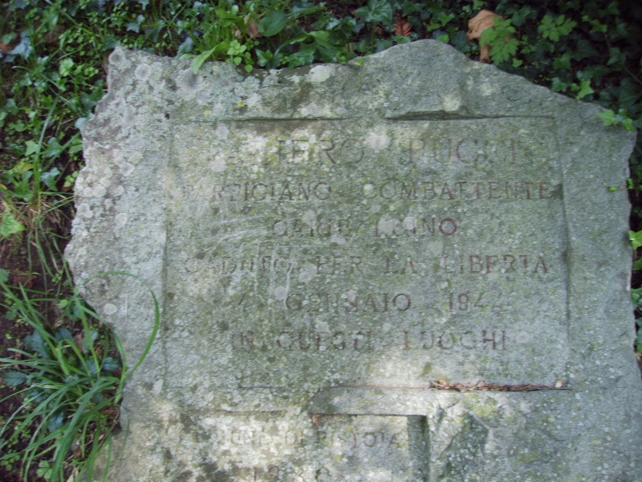 Cippo commemorativo a Faliero Pucci, combattente per la libertà, con dettagli storici e data di dedicazione.