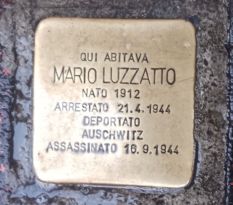 Pietra d'inciampo a Luzzatto in memoria di Mario Luzzatto, vittima dell'Olocausto, con dettagli sulla sua vita e arresto.