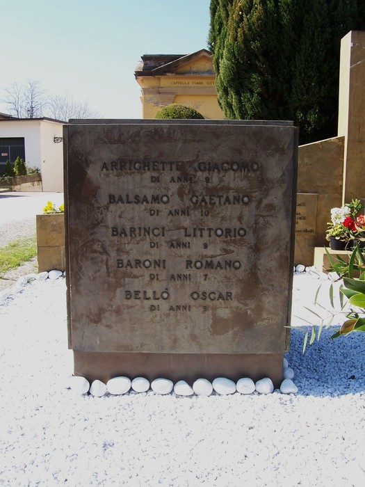 Monumento commemorativo dedicato ai bambini del collegino di Colonnata, con incisi i loro nomi.