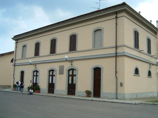 Lapide commemorativa presso la Stazione di Montorsoli, un esempio di architettura storica.