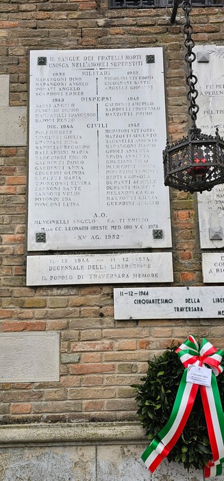Lapidi commemorative ai caduti di Traversara, onore ai sacrifici dei soldati e dei civili.
