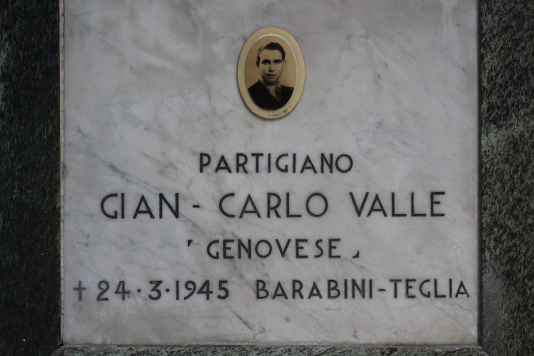 Sacrario dedicato ai caduti per la Liberazione, con lapide commemorativa di un partigiano.