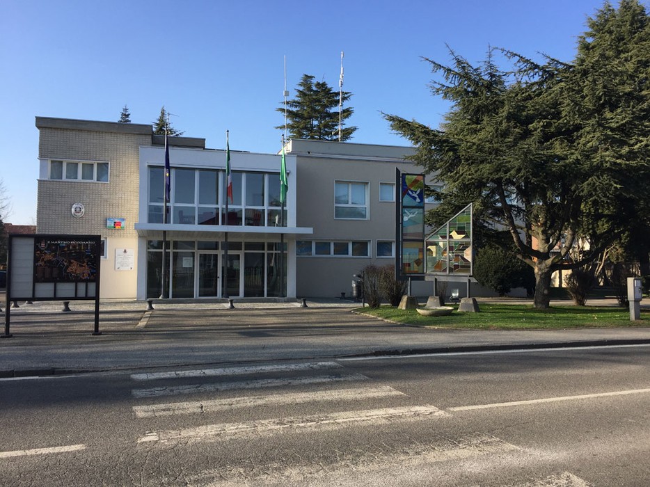 Monumento commemorativo per il cinquantesimo della Liberazione, con simboli storici e bandiere.