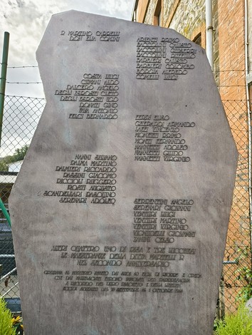 Monumento in memoria delle vittime della Botte di Pioppe, con nomi incisi in onore dei caduti.