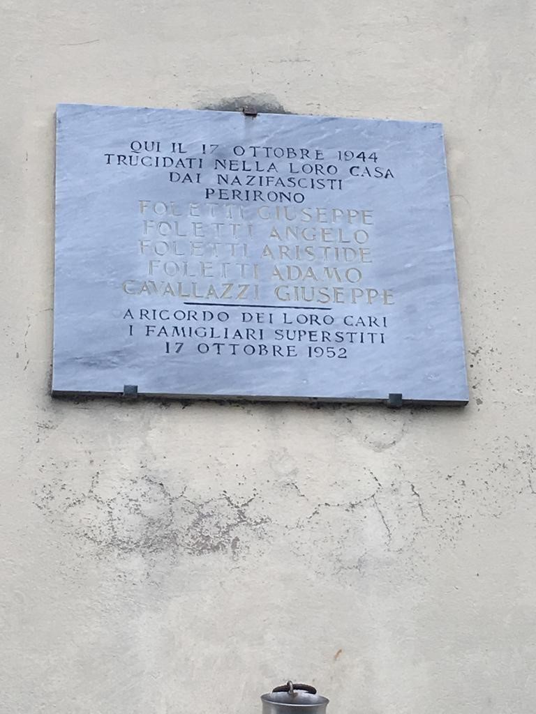 Lapide commemorativa dedicata alla famiglia Foletti, vittime dei nazifascisti nel 1944.