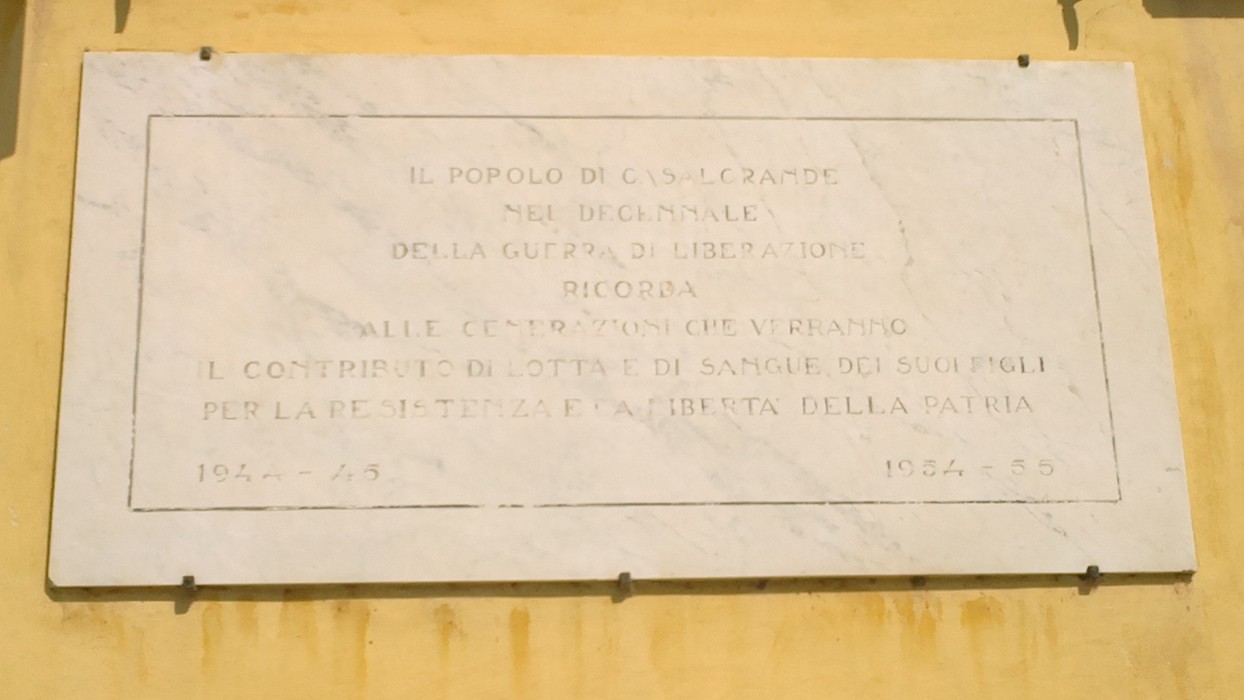 Lapide commemorativa dedicata al contributo del popolo nella lotta per la libertà e la resistenza.