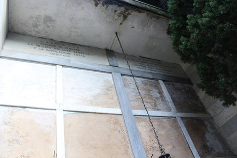 Sacrario dei partigiani, con pareti interne e un'atmosfera di rispetto e commemorazione. Visibile catena metallica.