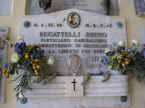 Tomba di Bruno Becattelli, partigiano garibaldino, decorata con fiori e commemorativa della libertà dei popoli.