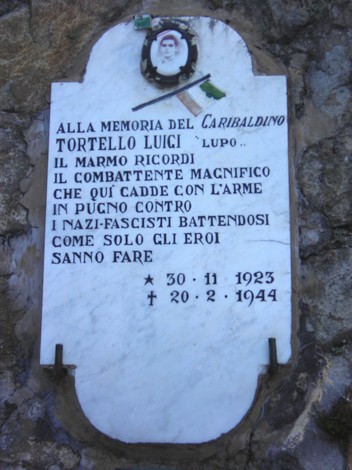 Lapide dedicata a Tortello Luici, commemorando il suo eroico sacrificio contro i nazifascisti.