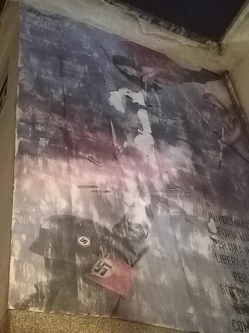 Murale commemorativo dedicato ai caduti della battaglia della Montagnola, con immagini evocative e significative.