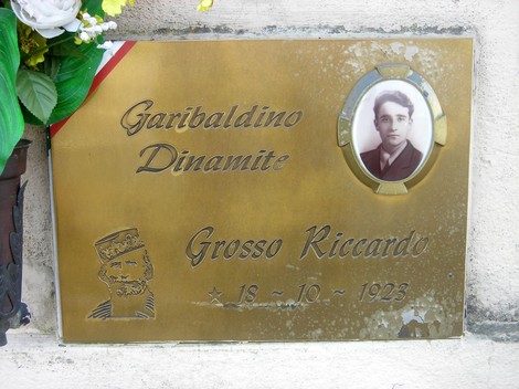 Monumento commemorativo dedicato alle vittime dell'eccidio di Mottalciata, con foto e incisi di Riccardo Grosso.