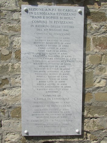 Lapide commemorativa per le vittime della strage di Mommio, situata a Fiizzano, con nomi e date di nascita.