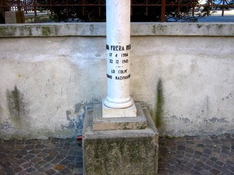 Cippo commemorativo a Fava Frera, in ricordo dei caduti, con date significative incise sulla colonna.
