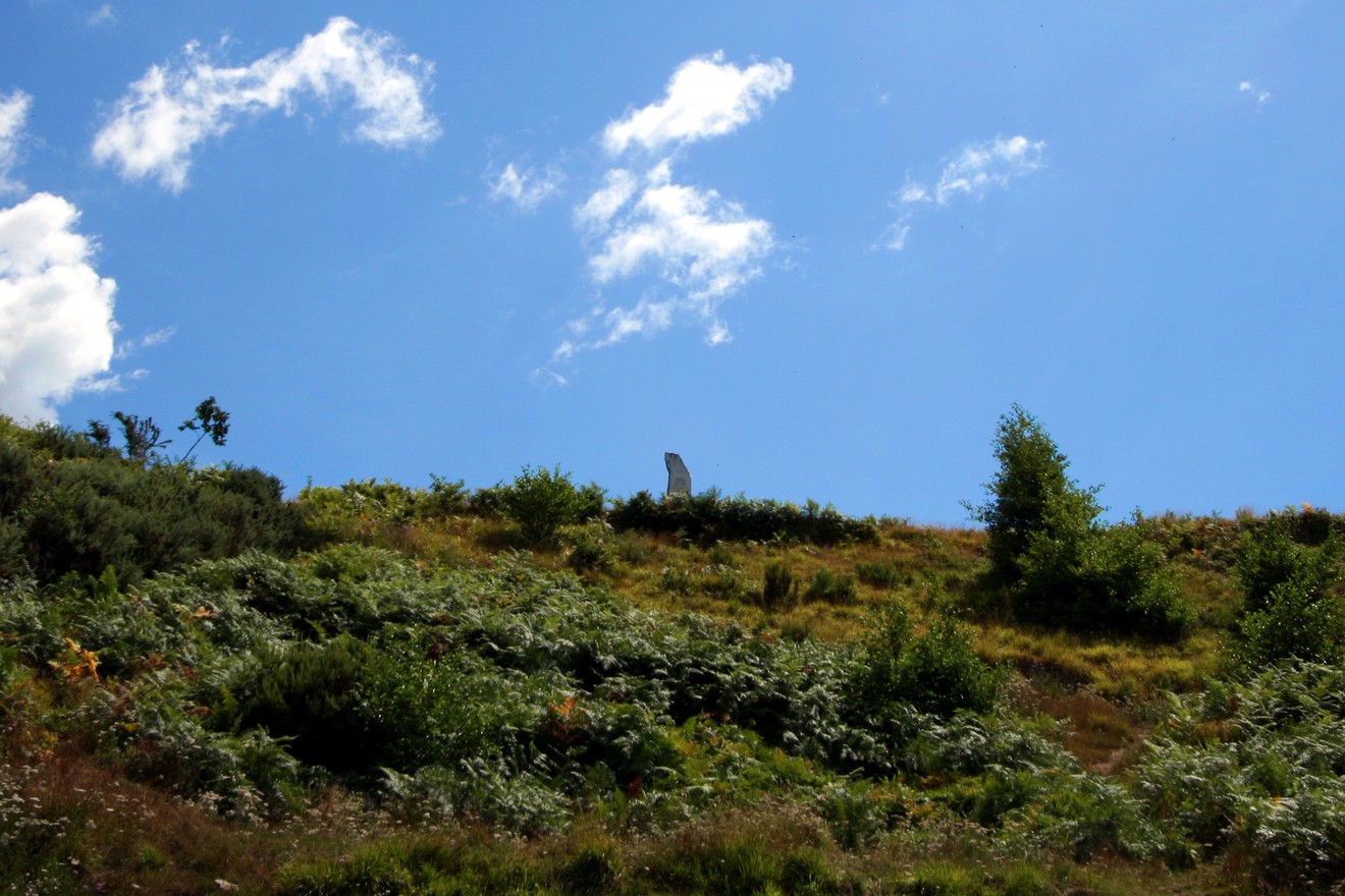 Monumento alla Linea Gotica del Folgorito, immerso nella natura, simboleggia la storia della Seconda Guerra Mondiale.