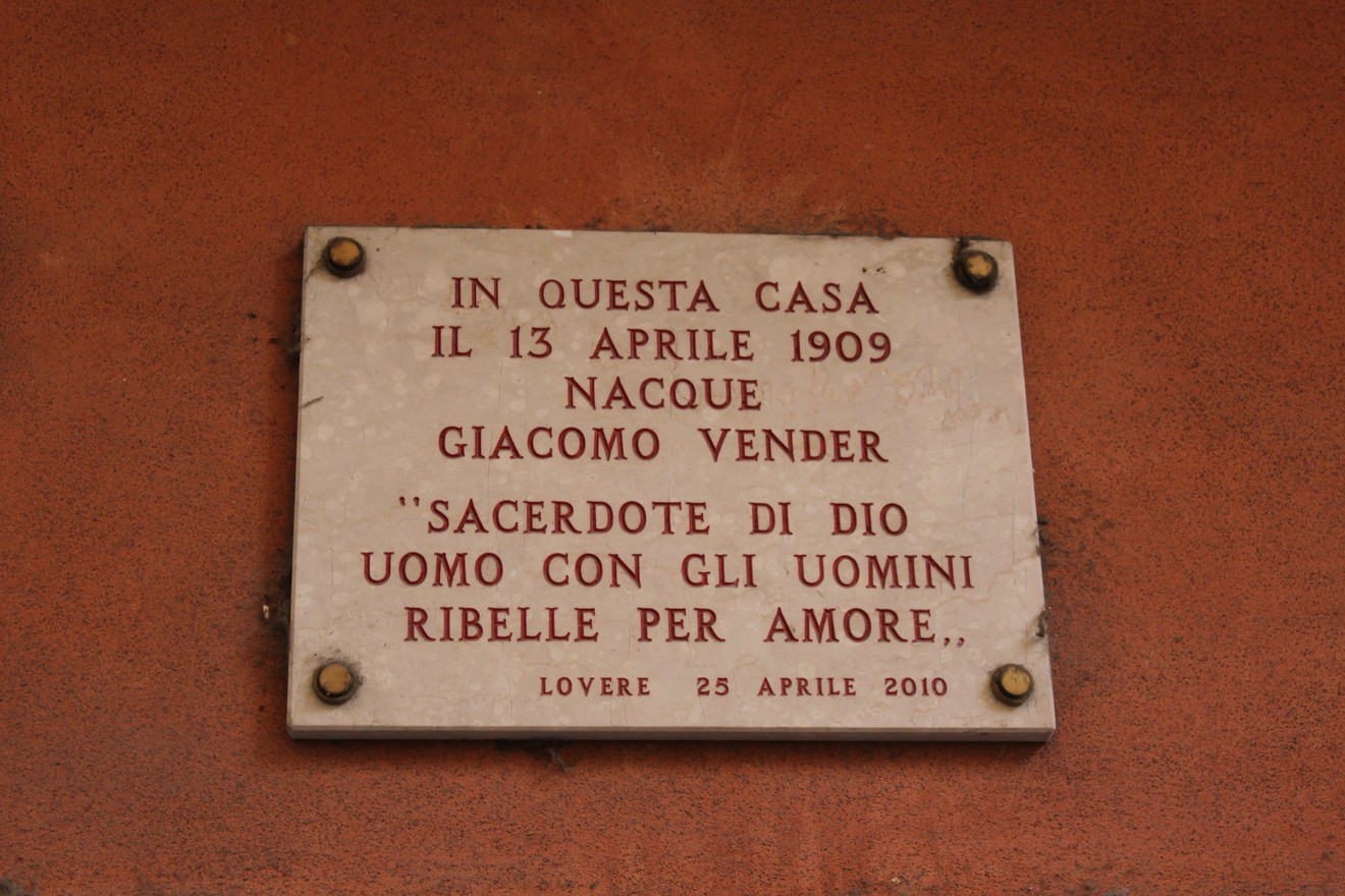 Lapide commemorativa dedicata a Giacomo Vender, sacerdote nato nel 1909 a Lovere.