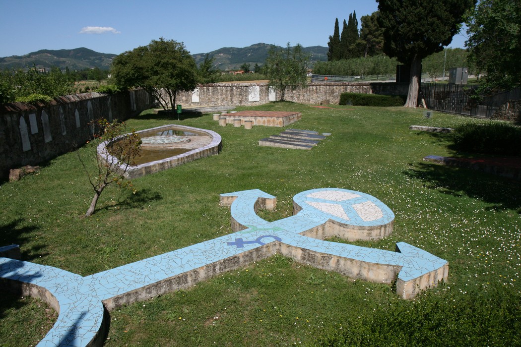 Giardino della Memoria: uno spazio verde dedicato alla riflessione e al ricordo, con elementi simbolici.