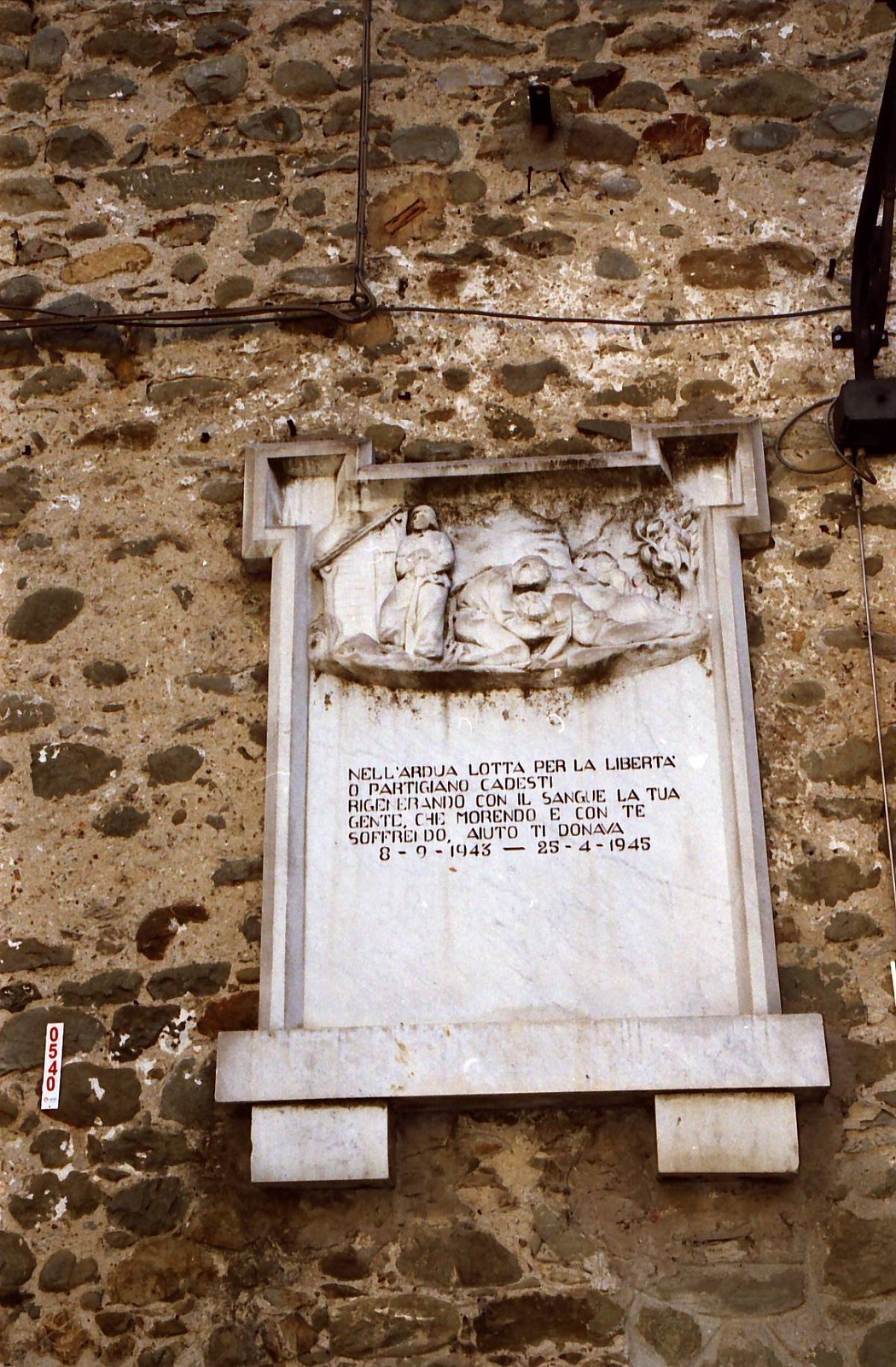 Lapide commemorativa dedicata ai partigiani che hanno lottato per la libertà.