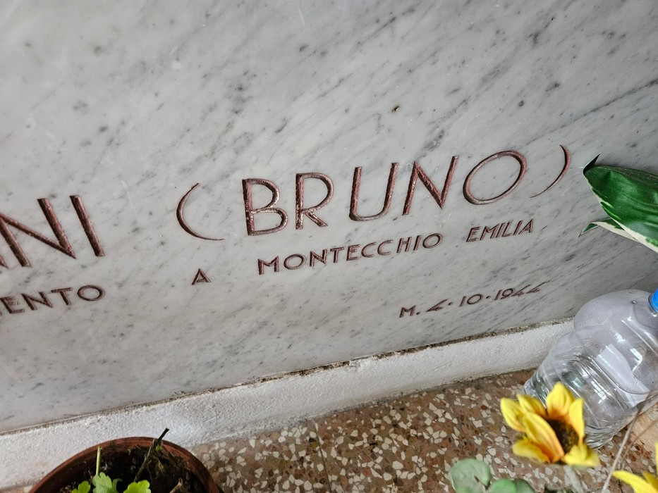 Sacrario dedicato ai caduti della Resistenza, con dettagli incisi su una lasta marmorea a Montecchio.