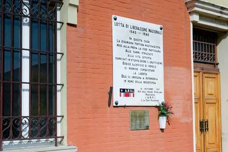 Lapide commemorativa sulla facciata di una casa, dedicata alla lotta partigiana e alla liberazione nazionale.