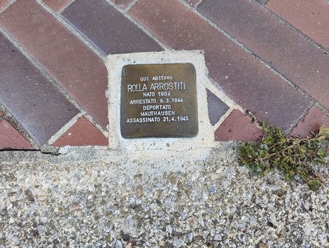 Pietra d'inciampo dedicata a Rollo Arrostiti, con dettagli sulla sua storia e persecuzione durante la Seconda Guerra Mondiale.