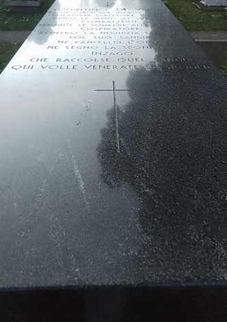 Tomba di Di Vona, monumento funebre in pietra lucida con incisi segni religiosi e scritte commemorative.