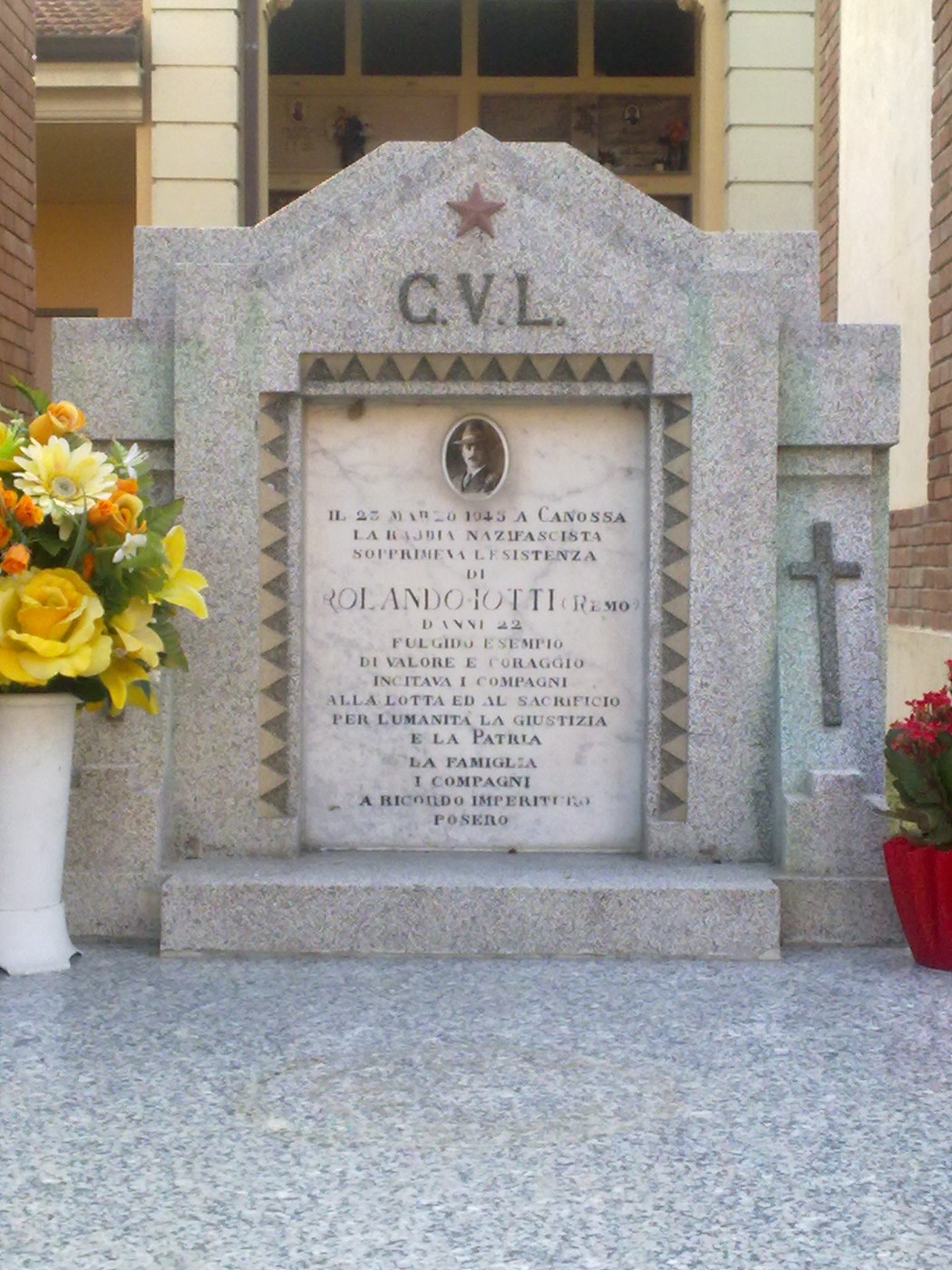 Monumento in memoria di Rolando Iotti, dedicato a valorosi atti di coraggio e sacrificio per la patria.